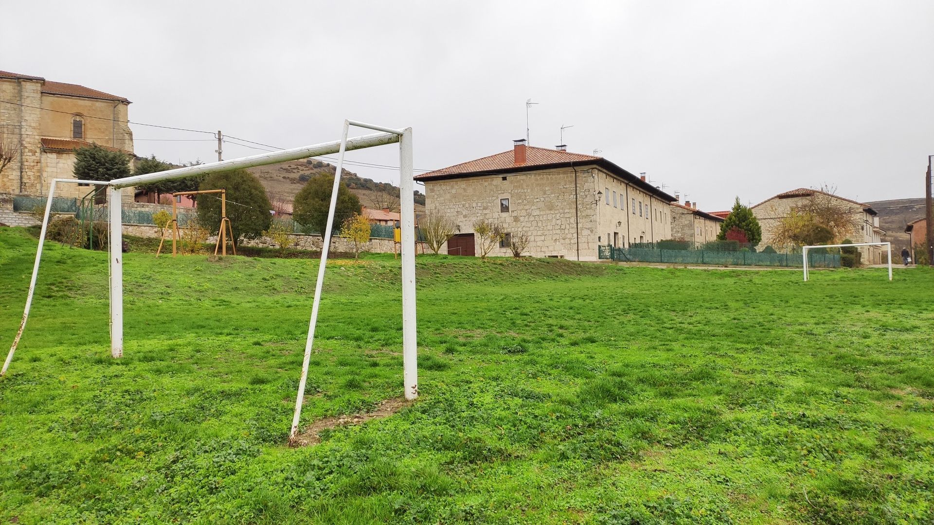 Parque infantil y zona deportiva
